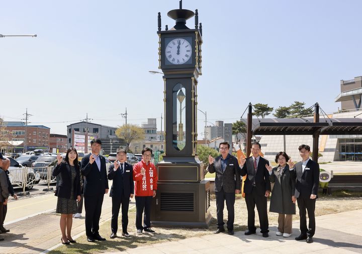 [보령=뉴시스] 보령문화의전당 광장 시계탑 제막식 기념촬영. (사진=보령시청 제공) 2026.04.13. . photo@newsis.com *재판매 및 DB 금지