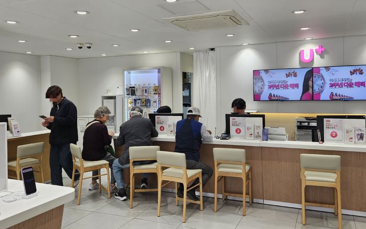 [서울=뉴시스] 박은비 기자 = LG유플러스가 유심 업데이트 및 무상 교체를 시작한 13일 서울 시내 한 직영점에서 고객들이 내방해 상담하고 있다. 2026.04.13. silverline@newsis.com *재판매 및 DB 금지
