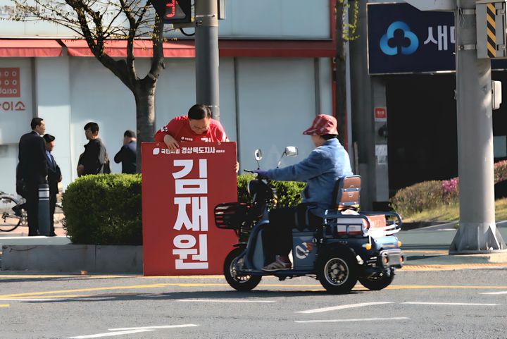 [안동=뉴시스] 국민의힘 김재원 경북도지사 예비후보가 13일 안동을 찾아 지나가는 시민들에게 인사하고 있다. (사진=김재원 후보 측 제공) 2026.04.13. photo@newsis.com *재판매 및 DB 금지