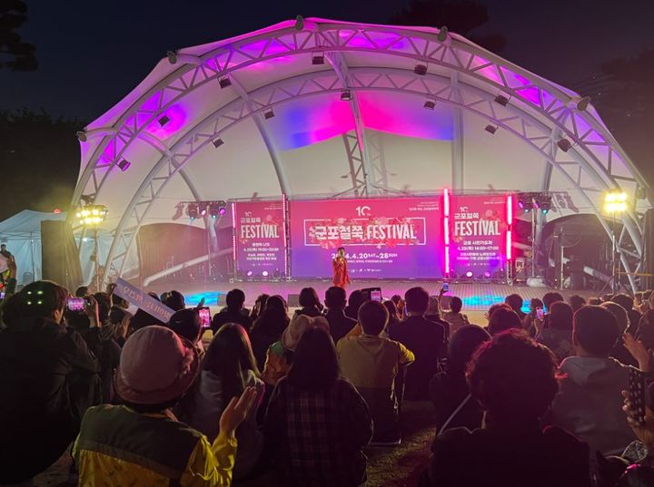 [서울=뉴시스] 축제장을 찾은 시민들이 발걸음을 멈추고 공연을 관람하고 있다. (사진=군포철쭉축제 홈페이지)