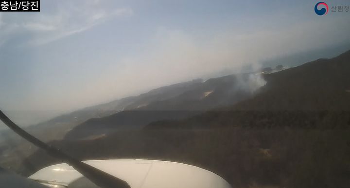 [태안=뉴시스] 13일 낮 12시43분께 충남 태안군 소원면 송현리에서 산불이 나 연기가 피어 오르고 있다. (사진=산림청 제공) 2026.04.13. photo@newsis.com *재판매 및 DB 금지