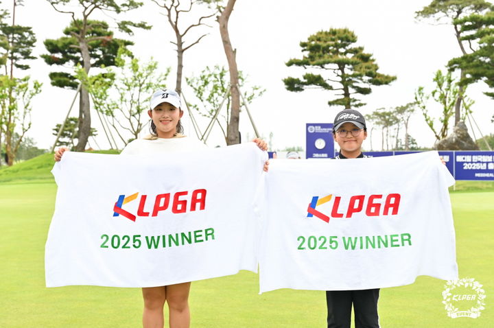 [서울=뉴시스]2025년 제15회 KLPGA 회장배 여자아마골프선수권 우승자 박채은, 남은유(오른쪽). (사진=KLPGA 제공)