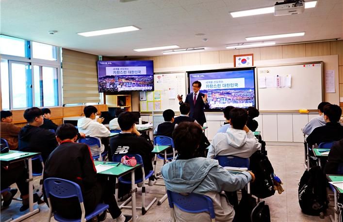 [계룡=뉴시스] 계룡시니어클럽 시니어교육강사들이 충남 논산시 소재 기민중학교 학생을 대상으로 '나라사랑'을 주제로 강의를 벌이고 있다. 2026. 04. 13 photo@newsis.com&nbsp; *재판매 및 DB 금지
