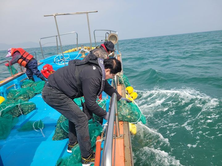 수산자원 회복 위해 전복 종자 19만 마리가 옹진군 자월면 인근 바다에 방류되고 있다. (사진=옹진군 제공) 2026.04.13. photo@newsis.com *재판매 및 DB 금지