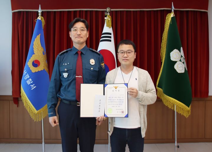 [대구=뉴시스] 대구 성서경찰서는 택시 기사의 로맨스스캠(Romance Scam) 피해 예방에 이바지한 시민 A씨에게 감사장을 수여했다. (사진=대구 성서경찰서 제공) 2026.04.13. photo@newsis.com&nbsp; *재판매 및 DB 금지