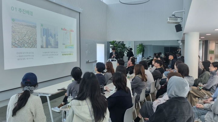 [대구=뉴시스] 서울대학교 건축학과 교수 및 학생 70여 명으로 구성된 탐방단이 들안예술마을을 방문해 도시재생 사례를 탐방했다. (사진 = 대구시 수성구 제공) 2026.04.13. photo@newsis.com *재판매 및 DB 금지