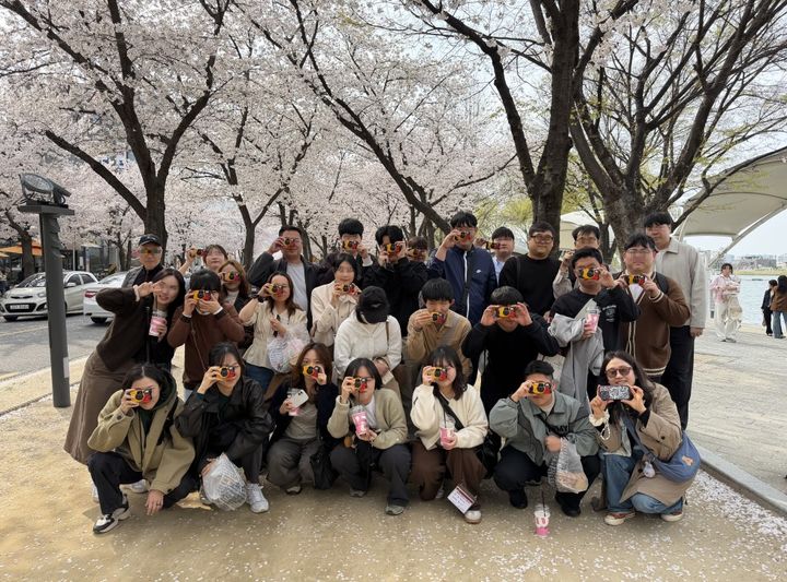 [대구=뉴시스] 대구시 수성구는 청년도전 지원사업의 일환으로 청년들을 대상으로 '지역문화 체험 활동'을 수성못 일대에서 운영했다. (사진 = 대구시 수성구 제공) 2026.04.13. photo@newsis.com *재판매 및 DB 금지