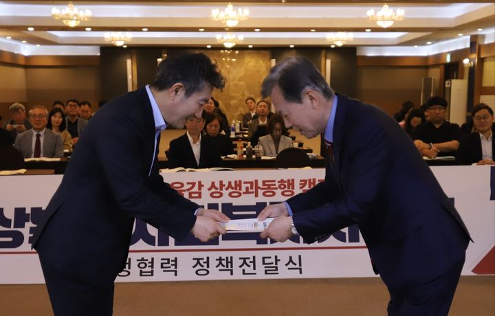 [안동=뉴시스] 경상북도사회복지사협회 관계자가 13일 김상동(오른쪽) 경북교육감 예비후보에게 정책 제안서를 전달하고 있다. (사진=김상동 후보측 제공) 2026.04.13. photo@newsis.com *재판매 및 DB 금지