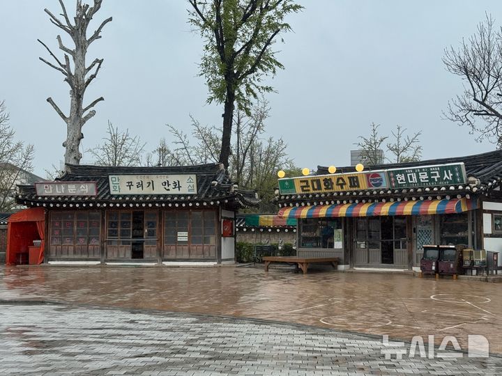 [서울=뉴시스] 김세은 인턴기자= 국립민속박물관 옥외 전시장 '7080 추억의 거리' 모습.2026.04.09.