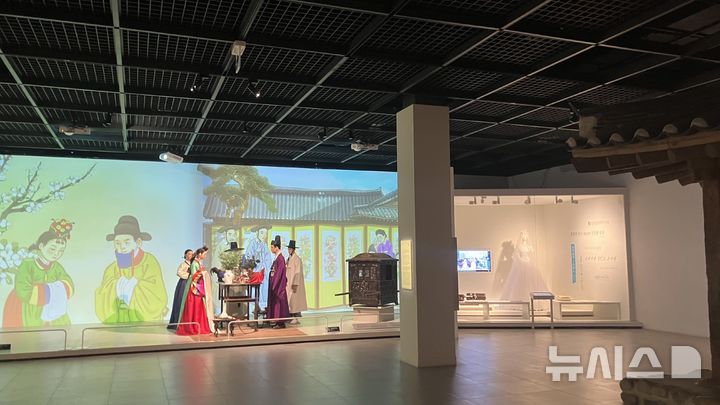 [서울=뉴시스] 백유정 인턴기자= 국립민속박물관 상설전시관3에 전시된 전통 혼례. 2026.04.09.