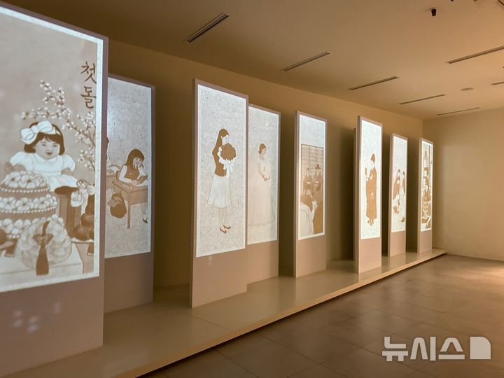 [서울=뉴시스] 김세은 인턴기자 = 병풍 형식의 전시를 통해 한국인의 일생을 보여주고 있다. 2026.04.09.