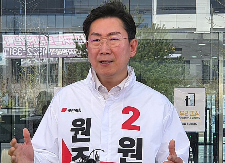 [원주=뉴시스] 이덕화 기자 = 13일 국민의힘 원강수 시장이 선거관리위원회에 원주시장 예비등록을 한 후 기자들을 향해 민선 9기 재선 도전의 의지를 설명하고 있다. 2026.04.13. wonder8768@newsis.com *재판매 및 DB 금지