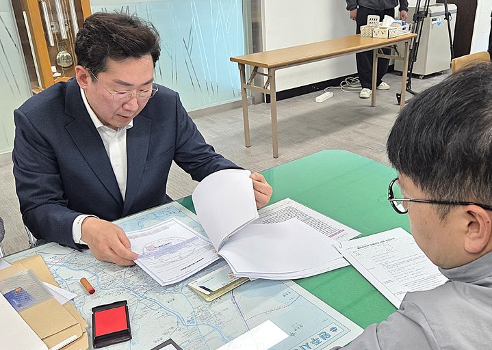 [원주=뉴시스] 이덕화 기자 = 13일 국민의힘 원강수 시장이 선거관리위원회에 원주시장 예비등록을 하고 있다. 2026.04.13. wonder8768@newsis.com *재판매 및 DB 금지