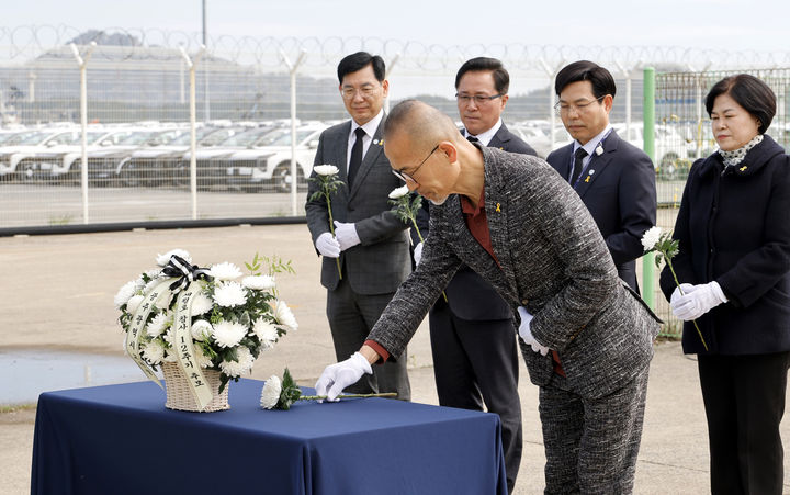 [광주=뉴시스] 최승복 광주시교육감 권한대행과 간부진이 13일 목포 신항만을 찾아 세월호 선체 앞에서 희생자들을 추모하고 있다. (사진=광주교육청 제공) photo@newsis.com *재판매 및 DB 금지