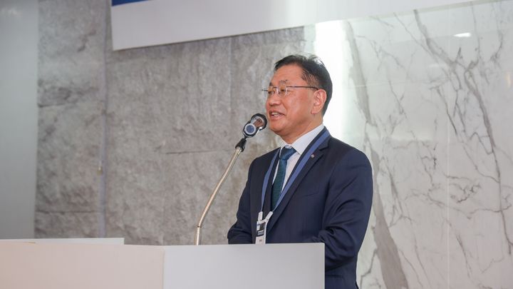 [세종=뉴시스] 한전KDN은 지난 9일부터 10일까지 부산 아쿠아펠리스호텔에서 한국사이버안보학회와 함께 '2026년도 한국사이버안보학회 국가망보안체계(N2SF) 연구회 워크숍'을 공동 개최했다고 13일 밝혔다. 사진은 - N2SF 기반 차세대 사이버보안 체계와 안전한 AI 국가 전략 공동 워크숍에서 인사말을 하고 있는 박상형 한전KDN 사장. (사진=한전KDN 제공) 2026.04.13. photo@newsis.com *재판매 및 DB 금지