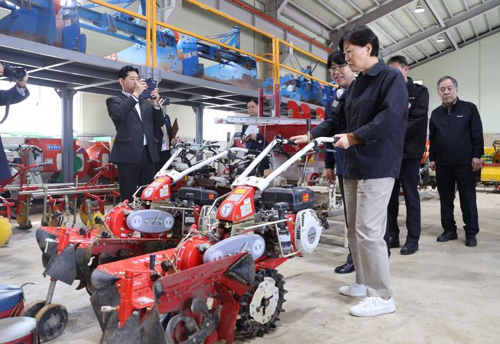 [세종=뉴시스]송미령 농림축산식품부 장관이 13일 충남 서산의 시설농가와 농기계 이용 현장을 방문해 농업용 면세유 가격 상승에 따른 현장 애로를 청취하고 대응 상황을 점검하고 있다. (사진=농식품부 제공) *재판매 및 DB 금지