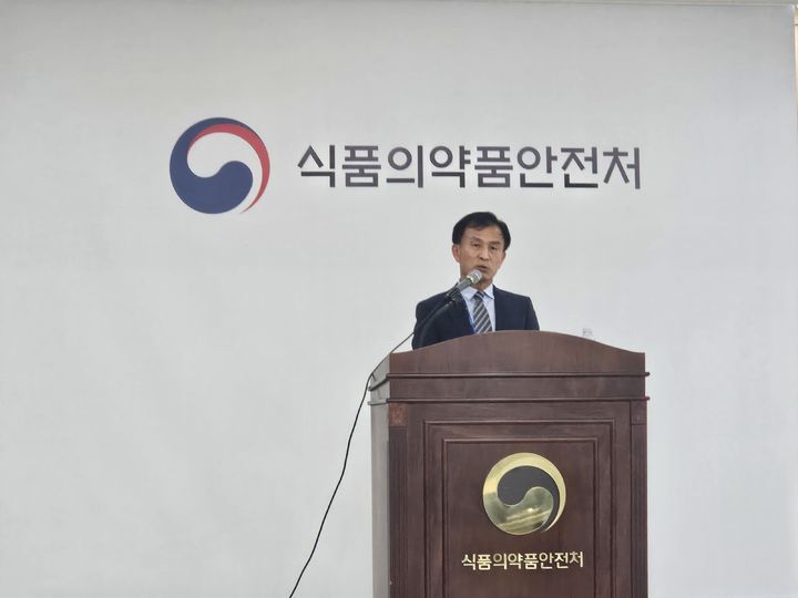 [서울=뉴시스] 송종호 기자= 13일 서울 양천구 서울지방식품의약품안전청에서 열린 '알부민 식품 부당광고 업체 적발 브리핑'에서 백남이 식품부당행위긴급대응단 단장 "식품 용기 사용기준 위반 사례를 적발했다"고 밝혔다. 2026.04.13. song@newsis.com *재판매 및 DB 금지