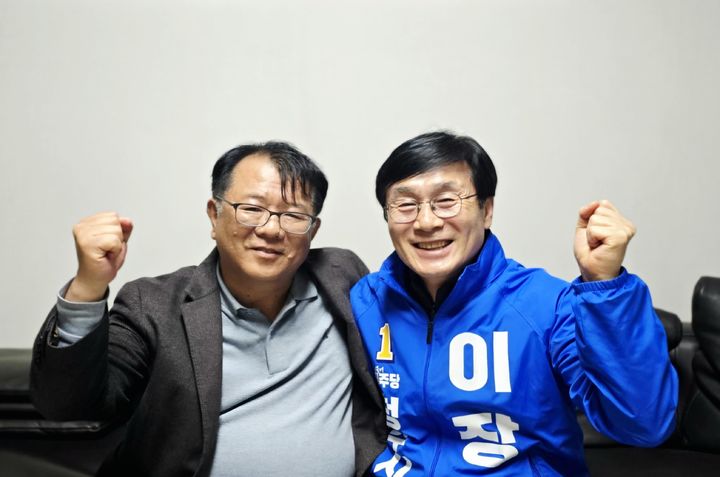 [청주=뉴시스] 이장섭 더불어민주당 청주시장 예비후보가 공개한 서민석 변호사와의 사진. (사진=이장섭 예비후보 선거사무소 제공) photo@newsis.com  *재판매 및 DB 금지