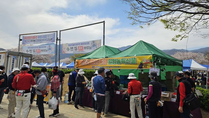 [밀양=뉴시스] 전국파크골프대회와 연계해 운영된 직거래 장터에서 방문객들이 농·특산물을 구매하고 있다. (사진=밀양시 제공) 2026.04.13. photo@newsis.com *재판매 및 DB 금지