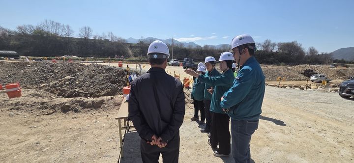 [거창=뉴시스] 거창군 군수권한대행, 고견자연재해위험개선지구 정비사업 현장 방문 (사진=거창군 제공) 2026. 04. 13. photo@newsis.com *재판매 및 DB 금지