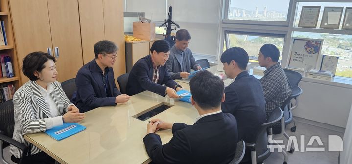 [전주=뉴시스]윤난슬 기자 = 윤동욱 전주시장 권한대행 부시장은 13일 행정안전부를 방문해 자주재원 확충과 지역 현안 사업 추진을 위한 교부세 추가 반영을 요청했다. (사진=전주시 제공) 2026.04.13. photo@newsis.com 