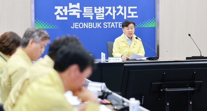 전북특별자치도는 13일 김관영 전북자치도지사 주재로 도-시군 중동상황 비상경제대응TF 영상회의를 열고 중동정세 불안으로 수출 차질, 물류비 상승, 대금 결제 지연 등 경영난을 기업에 대한 지원 방안을 점검했다. *재판매 및 DB 금지
