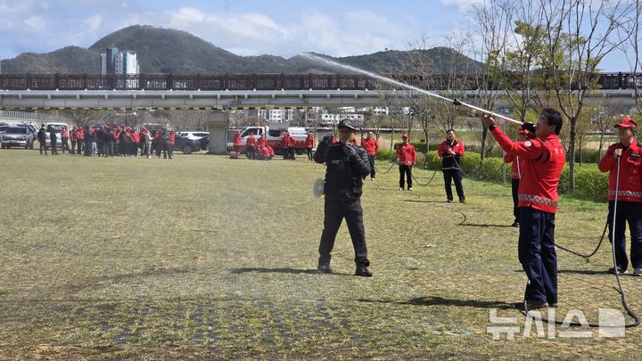 [영덕=뉴시스] 안병철 기자 = 경북 영덕 산림 재난 대응단이 산불 대응 실습을 하고 있다.(사진=영덕군 제공) 2026.04.13. photo@newsis.com