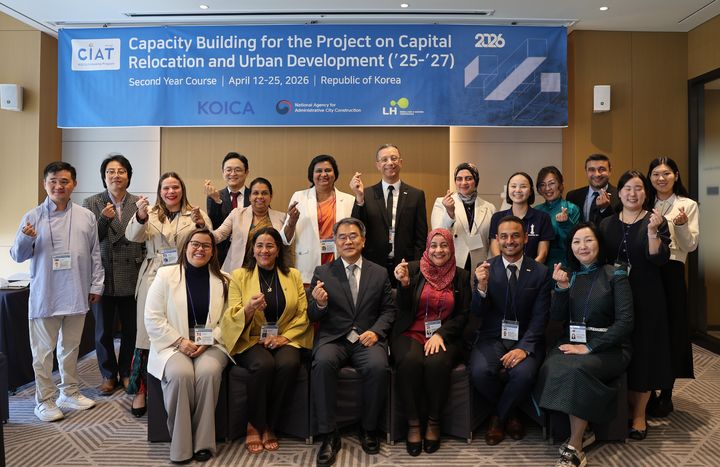 [세종=뉴시스] 몽골·이집트·도미니카공화국·스리랑카 등 4개국 고위급 정책결정자 공무원과 사진을 찍고 있다.(사진=행정중심복합도시건설청). 2026.04.13. photo@newsis.com. *재판매 및 DB 금지