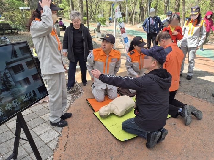 [대구=뉴시스] 대구 중부소방서는 봄철 산불 예방과 등산객 안전 확보를 위해 등산로 앞 작은 소방서를 운영한다. (사진=대구 중부소방서 제공) 2026.04.13. photo@newsis.com *재판매 및 DB 금지