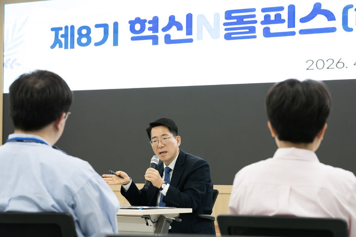 [서울=뉴시스] 황종우 해양수산부 장관은 13일 청년 공무원들과 만나 해수부의 일하는 방식과 조직문화 혁신을 위한 적극적인 지원을 약속했다. (사진=해양수산부 제공) 2026.04.13. photo@newsis.com *재판매 및 DB 금지