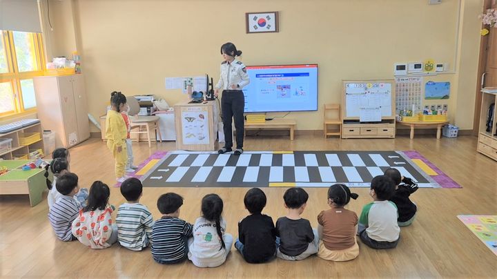 [합천=뉴시스] 합천경찰서, 찾아가는 어린이 교통안전 교육 (사진=합천군 제공) 2026. 04. 13. photo@newsis.com *재판매 및 DB 금지