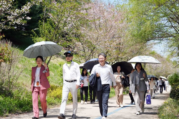 [세종=뉴시스]김성주 국민연금공단 이사장(왼쪽 두 번째)이 13일 임직원과 함께 기지제 산책로를 걷고 있다. (사진=국민연금공단 제공) 2026.04.13. photo@newsis.com *재판매 및 DB 금지
