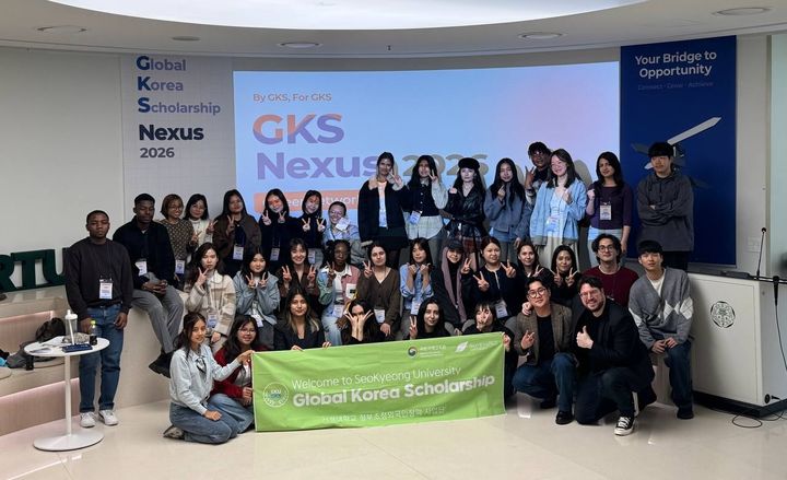 [서울=뉴시스] 지난 11일 진행된 서경대 주관 'GKS 넥서스 2026' 행사에서 참가자들이 기념 사진을 촬영하고 있다. (사진=서경대 제공) 2026.04.13. photo@newsis.com *재판매 및 DB 금지