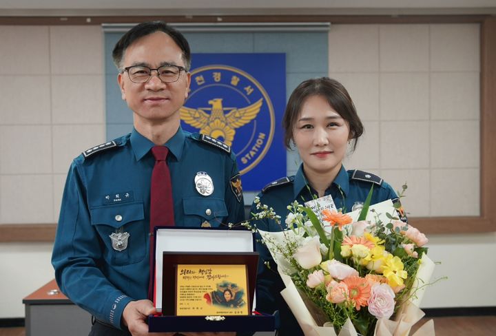 의림지상 받는 김유정 경위, 왼쪽은 박희규 제천경찰서장.(사진=제천경찰서 제공) *재판매 및 DB 금지