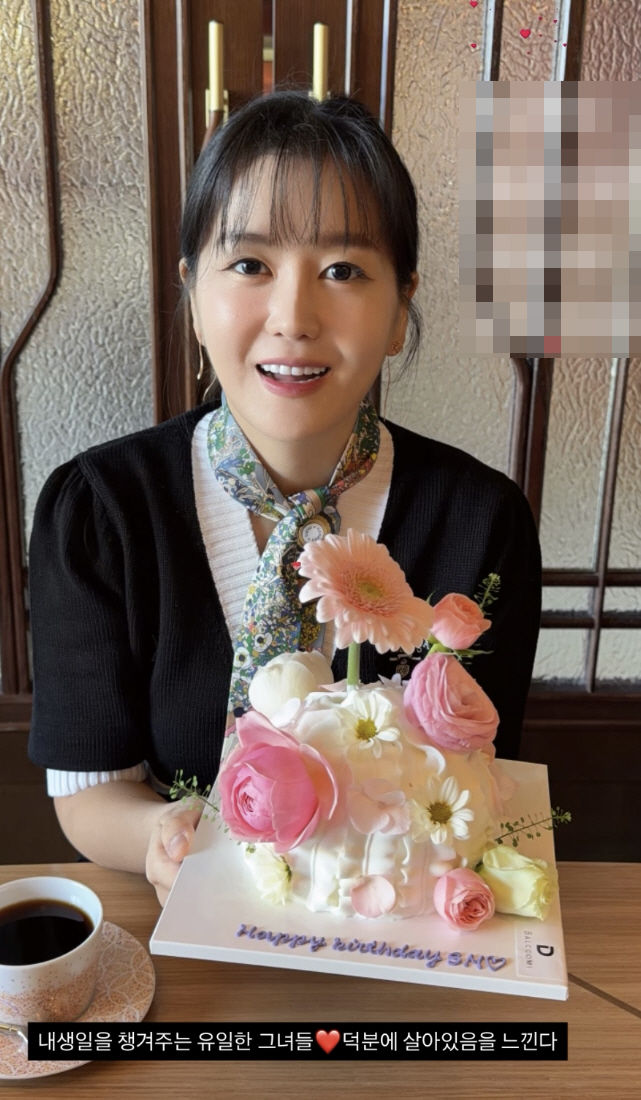 [서울=뉴시스] 개그맨 이용식 딸 이수민이 30kg 감량 후 친구들에게 생일 축하를 받고 있다. (사진='ireh6587' 인스타그램 계정 캡처)