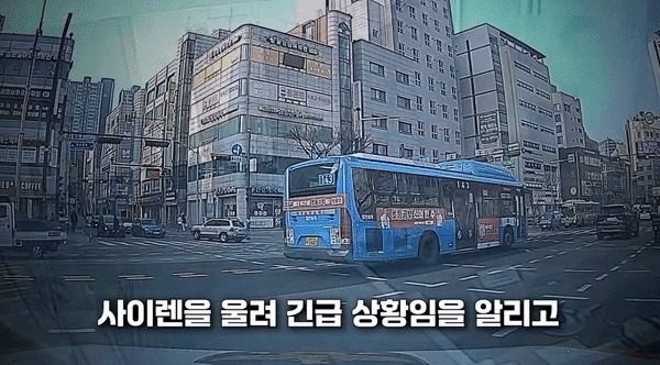 지난달 16일 서울성북경찰서 교통센터를 찾은 A씨는 "임신한 아내가 출혈이 발생해서 병원으로 가는 중인데 차량 정체가 심하다"면서 도움을 요청했다. 경찰은 순찰차를 통해 길을 마련하여 A씨를 도왔다. (영상=경찰청 공식 유튜브 채널 캡처) *재판매 및 DB 금지
