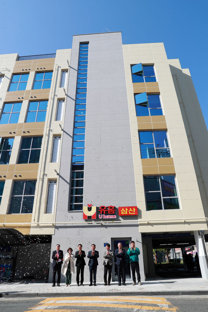 [울산=뉴시스] 울산시는 13일 남구 삼산동에서 김두겸 시장이 참석한 가운데 ‘유홈 삼산’ 준공식을 개최했다고 밝혔다. (사진= 울산시 제공) 2026.04.13.photo@newsis.com *재판매 및 DB 금지