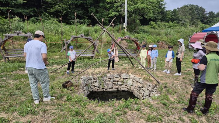 [고성(경남)=뉴시스] 신정철 기자= 경남 고성군은 4월부터 11월까지 지역의 소중한 생태자원을 활용한 '2026년 고성군 생태관광 체험프로그램'을 본격적으로 운영한다고 13일 밝혔다.사진은 고성군 마암면과 거류면 일대에서 진행되는 '둠벙 논 생태체험' 모습.(사진=고성군 제공),2026.04.13. photo@newsis.com *재판매 및 DB 금지