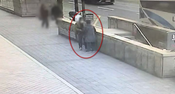 [부산=뉴시스] 전기통신금융사기 피해 방지 및 피해금 환급에 관한 특별법 위반 등의 혐의로 검찰에 불구속 송치된 A(50대)씨가 지난 3월27일 오후 5시31분께 부산역 인근에서 피해자로부터 현금 1100만원을 받는 장면. (사진=부산 강서경찰서 제공) 2026.04.13. photo@newsis.com *재판매 및 DB 금지