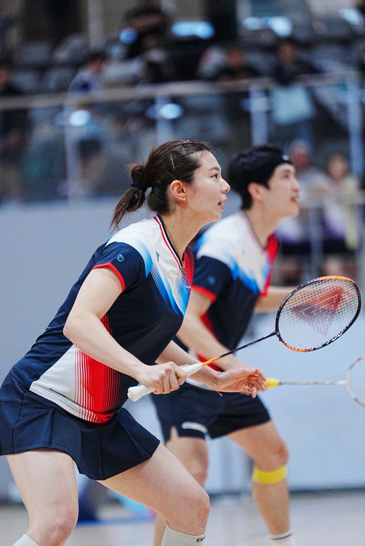 [서울=뉴시스] '2026 전국 배드민턴 대회 코랄리안배 스매시컵' 현장에 방문해 이벤트 경기를 치른 전 배드민턴 국가대표 김소영. (사진=코랄리안 제공) *재판매 및 DB 금지