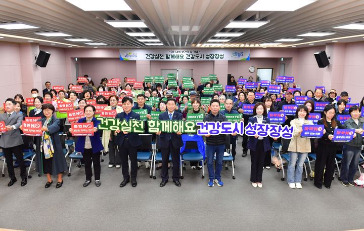 [장성=뉴시스] 전남 장성군이 필암서원 집성관에서 개최한 '제54회 보건의 날' 기념식에서 참석자들이 건강 실천 퍼포먼스를 하고 있다. (사진 = 장성군 제공) 2026.04.13. photo@newsis.com *재판매 및 DB 금지