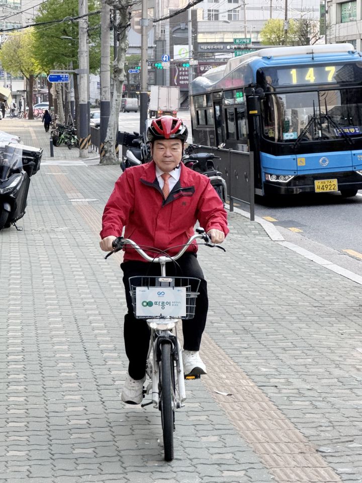 [서울=뉴시스] 이필형 동대문구청장이 13일 따릉이로 출근하고 있다. (사진=동대문구청 제공) 2026.04.13. *재판매 및 DB 금지
