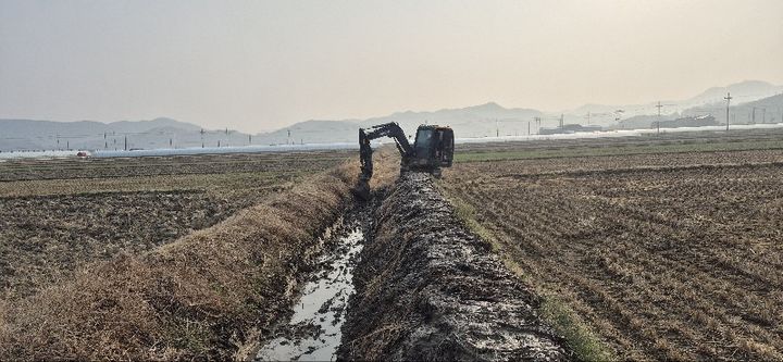 [함안=뉴시스]장비준설하는 모습.(사진=농어촌공사 함안지사 제공) 2026.04.13.photo@newsis.com *재판매 및 DB 금지