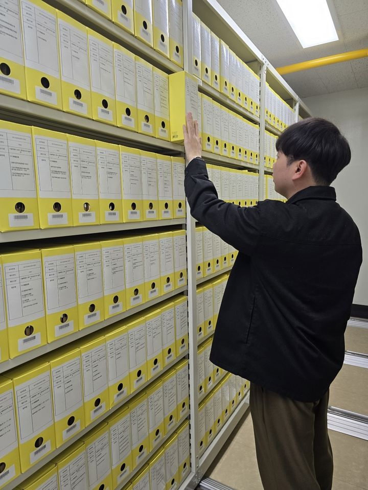 [서울=뉴시스] 제1기록관실_기록물 점검. (사진=중구 제공) 2026.04.13. *재판매 및 DB 금지