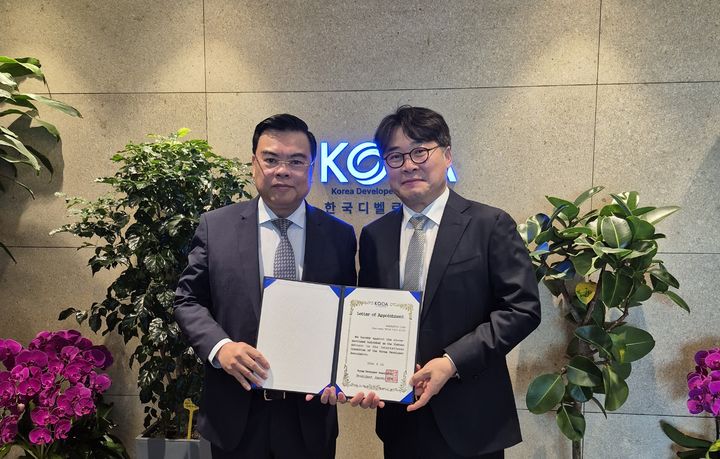 [서울=뉴시스] 김한모 한국디벨로퍼협회 회장과 쩐 비엣 하인 베트남 뉴탓코 회장. (사진=한국디벨로퍼협회 제공) 2026.04.13. photo@newsis.com *재판매 및 DB 금지