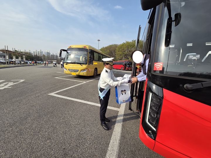 '행락철' 고속도 사고예방…경기남부청, 교통안전 캠페인