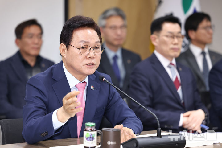 [창원=뉴시스]박완수 경남도지사가 13일 오후 도청 도정회의실에서 진행된 출입기자 간담회 중 기자들의 질문에 답하고 있다.(사진=경남도 제공) 2026.04.13. photo@newsis.com