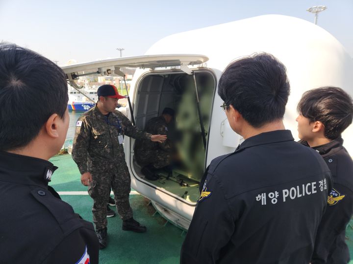 [동해=뉴시스] 동해해경청과 해군1함대가 13일, 14일 양일간 동해해양경찰서 3000톤급 경비함에서 해경-해군 합동 강사진을 구성,함포 운용능력 향상 과정 교육을 실시하고 있다.(사진=동해경청 제공)photo@newsis.com *재판매 및 DB 금지