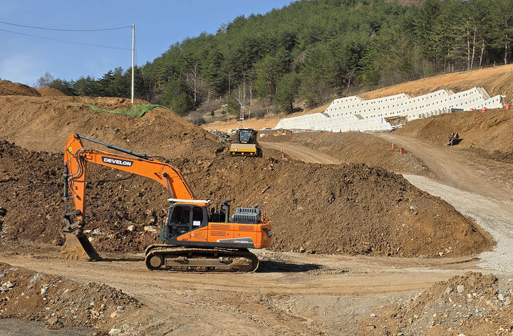 13일 태백시 철암동 고터실산업단지 조성공사 현장은 하도급 업체의 계약 불발로 공사가 중단되면서 포크레인이 멈춰 서 있다.(사진=뉴시스) *재판매 및 DB 금지