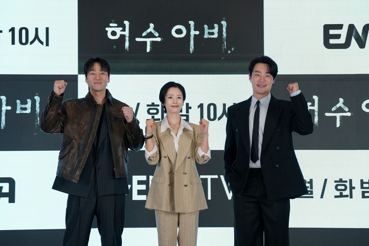[서울=뉴시스]13일 서울 구로구 더세인트에서 열린 ENA 드라마 '허수아비' 제작발표회에 배우 박해수, 곽선영, 이희준이 참석해 포즈를 취하고 있다. (사진=ENA 제공) 2026.04.16. photo@newsis.com *재판매 및 DB 금지